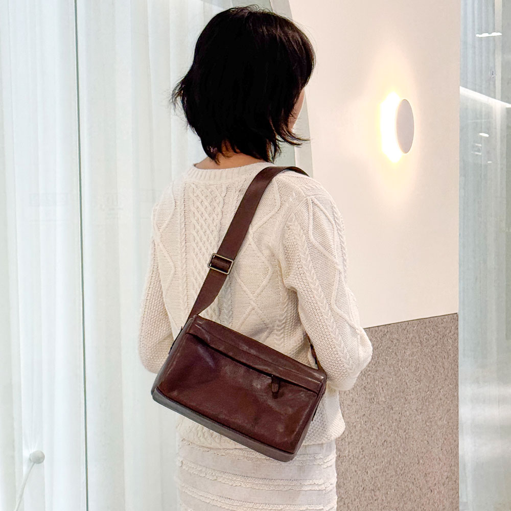 DKES_B7818-1 클래식 무드 가죽 스퀘어 크로스백