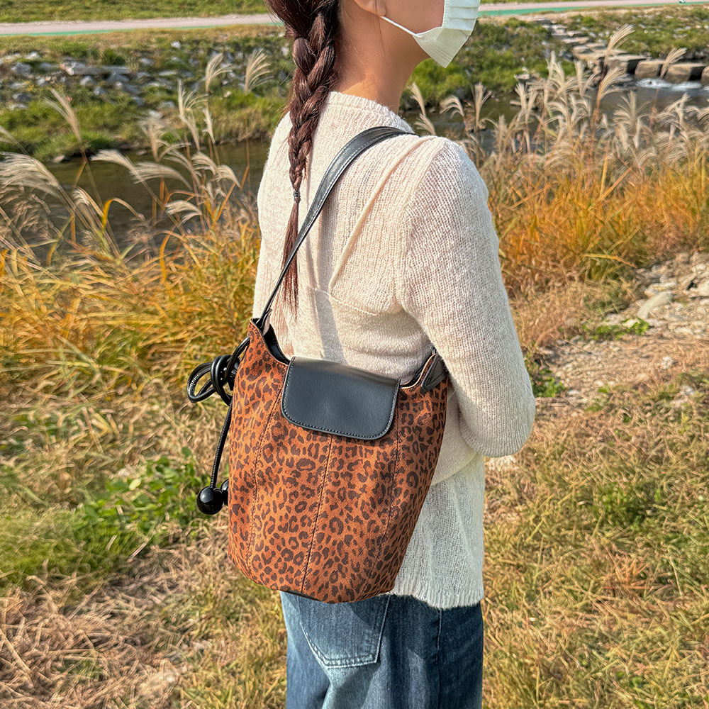 FC_10-193 여성 가죽 스웨이드 호피 원통형 크로스백