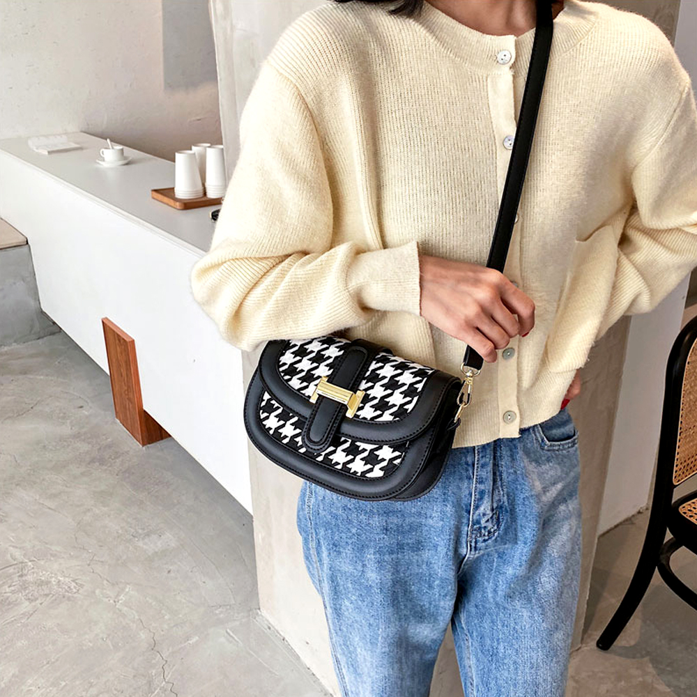 URB_하운드반달 크로스백