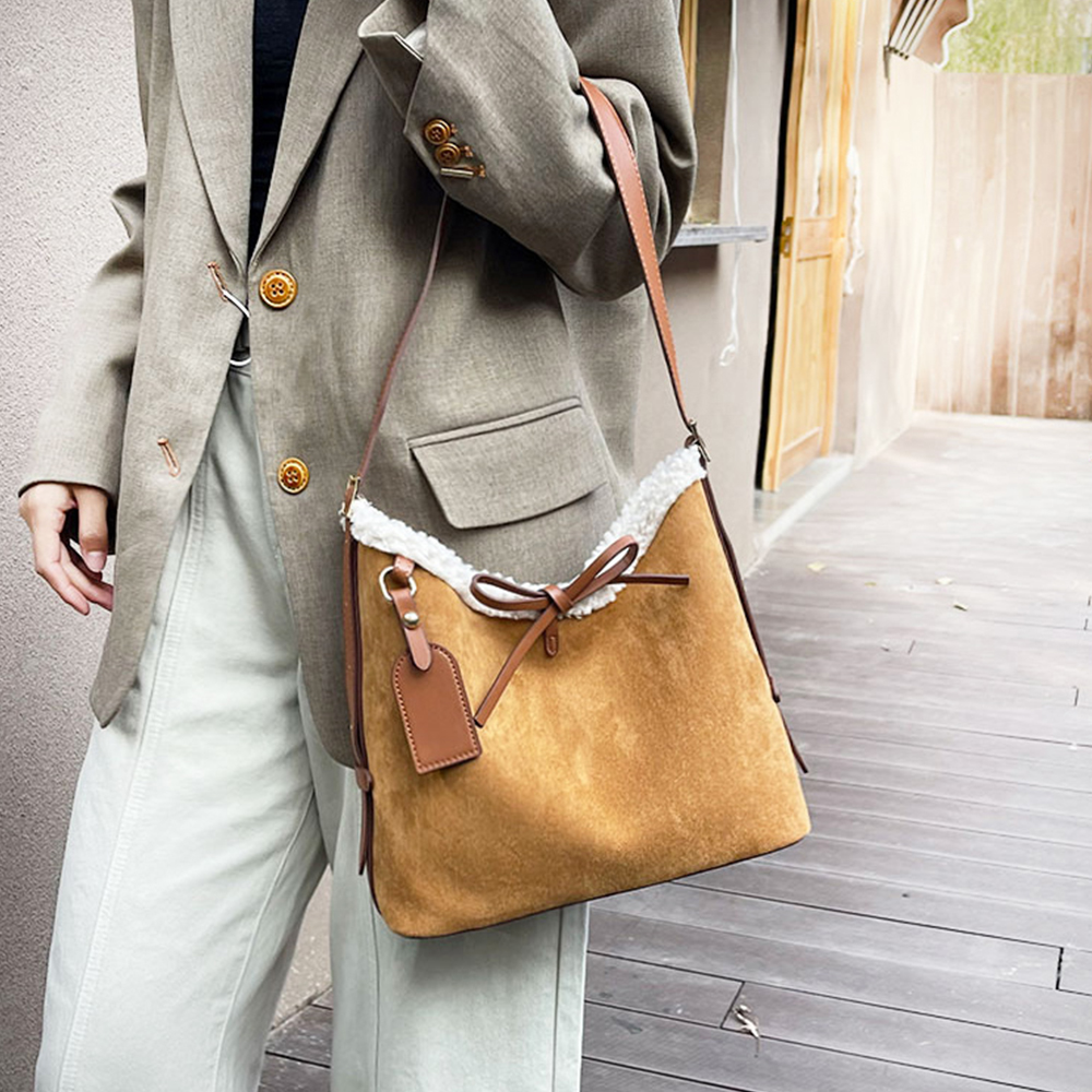 URB_1028 스웨이드 양털 리본 크로스백