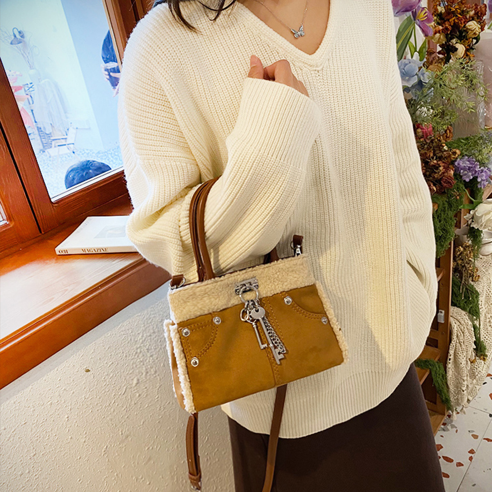 URB_3204 양털 토트 크로스백